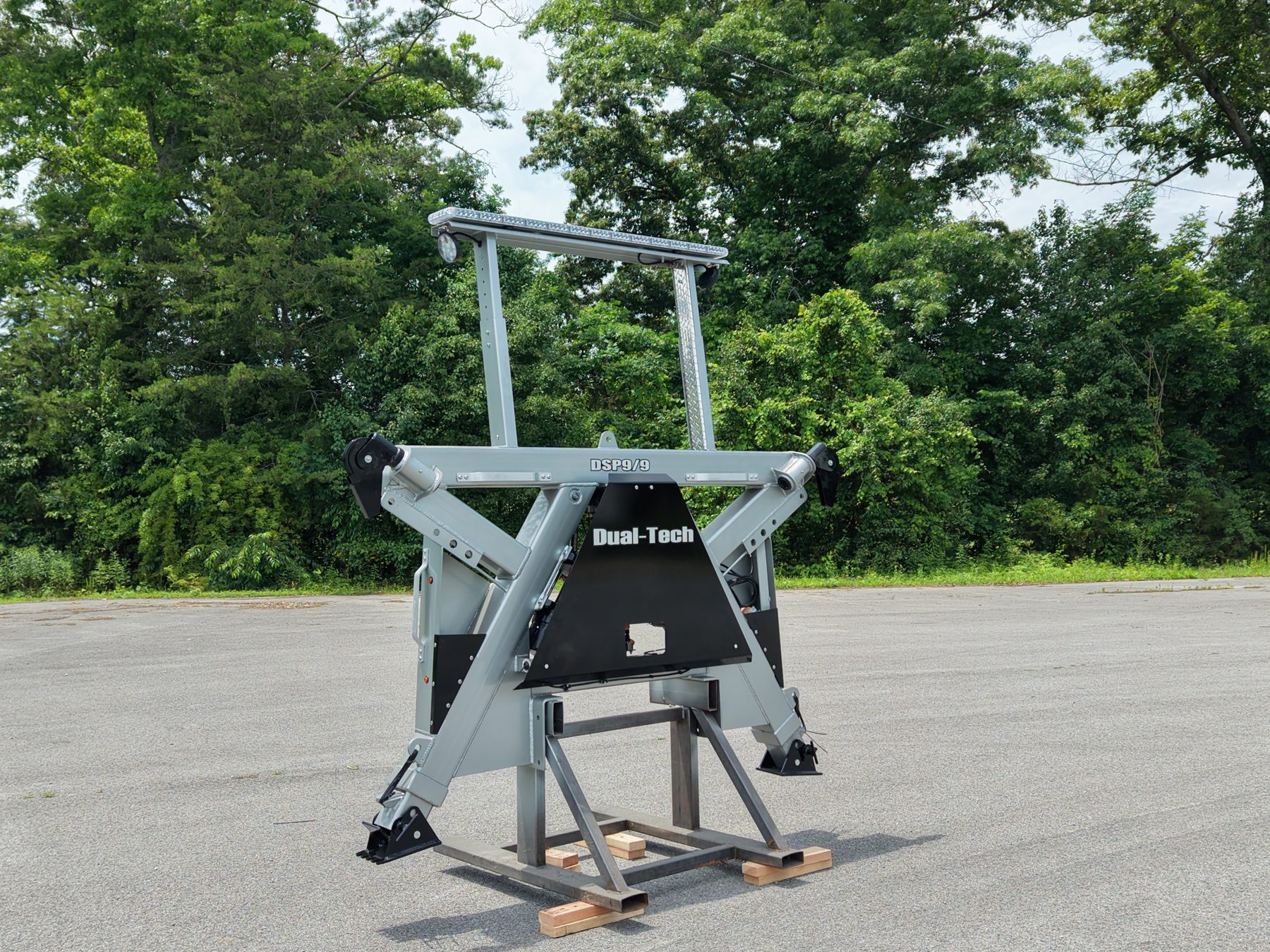 Dual-Tech DSP 9/9 sidepuller on its stand