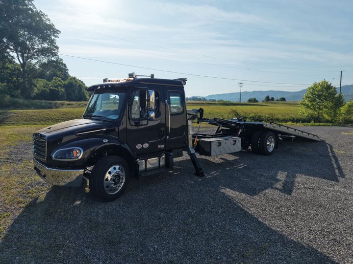 Black Freightliner rollback with DSP sidepuller